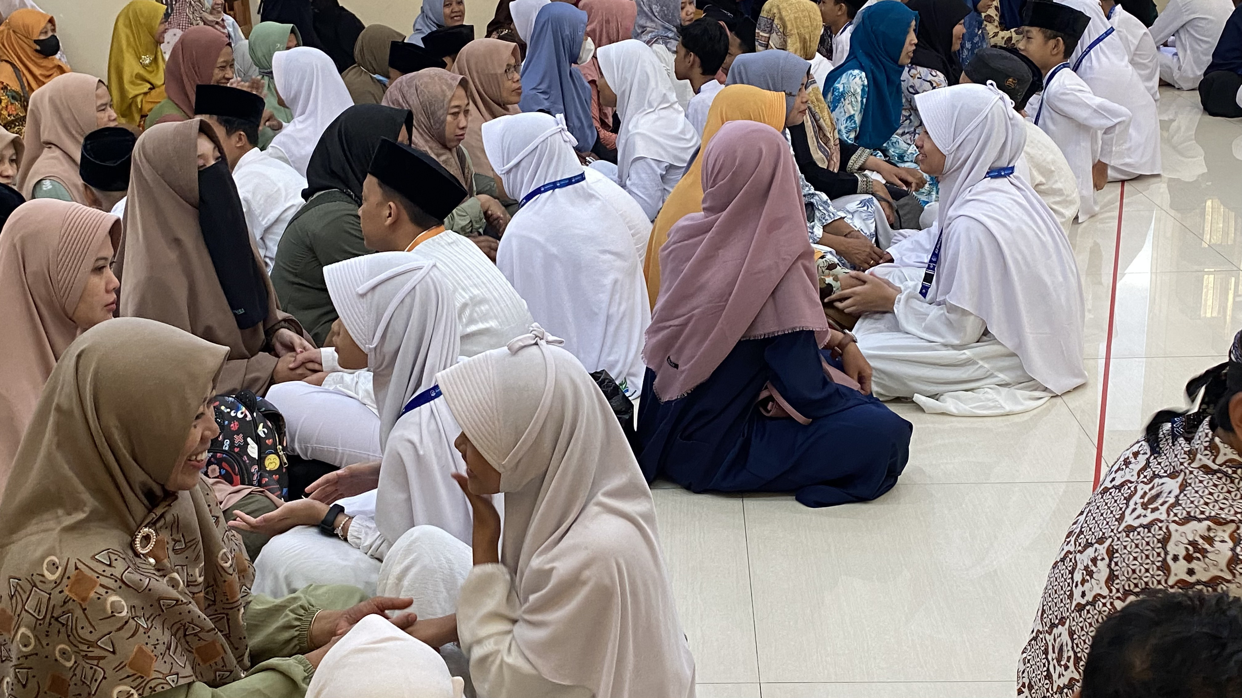 Siswa-siswa kelas VI meminta sungkem kepada orang tua (Risky)